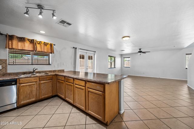 7940 W FLORENCE Avenue, Phoenix, AZ 85043