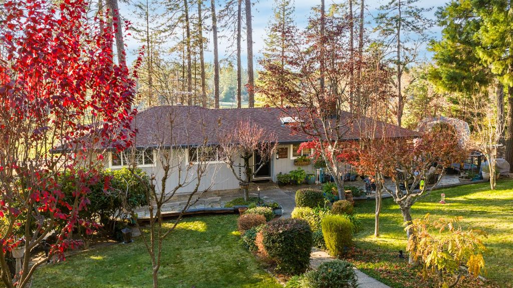 12636 Nottingham Ln, Grass Valley, CA 95949