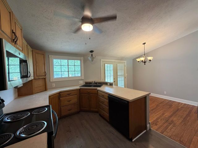 1006 Rainbow Dr, Salina, KS 67401