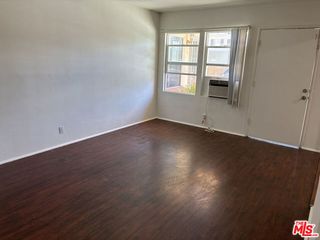 15943 Victory Boulevard 2, Van Nuys (los Angeles), CA 91406