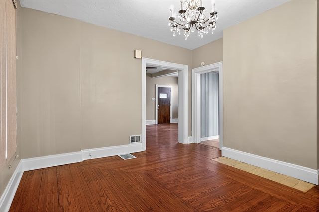 8 Oakmont St, Crafton Heights, PA 15205