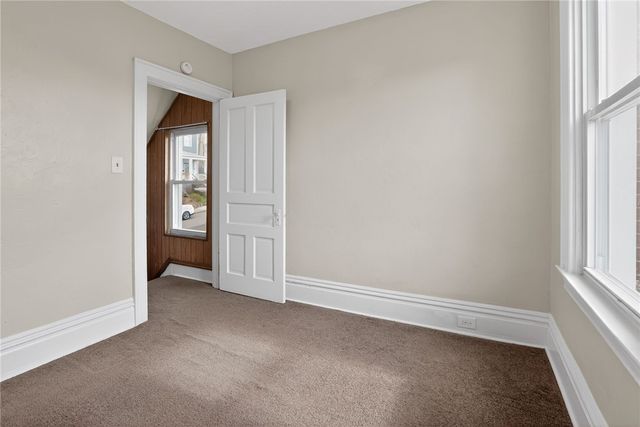 8 Oakmont St, Crafton Heights, PA 15205