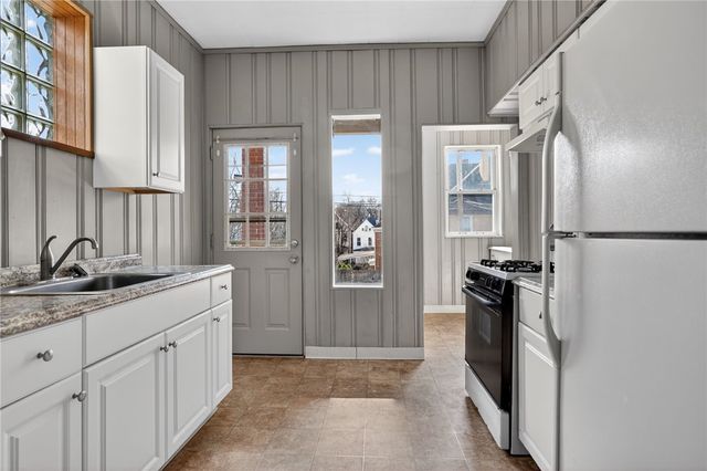 8 Oakmont St, Crafton Heights, PA 15205