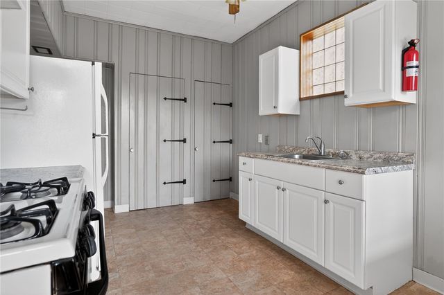 8 Oakmont St, Crafton Heights, PA 15205