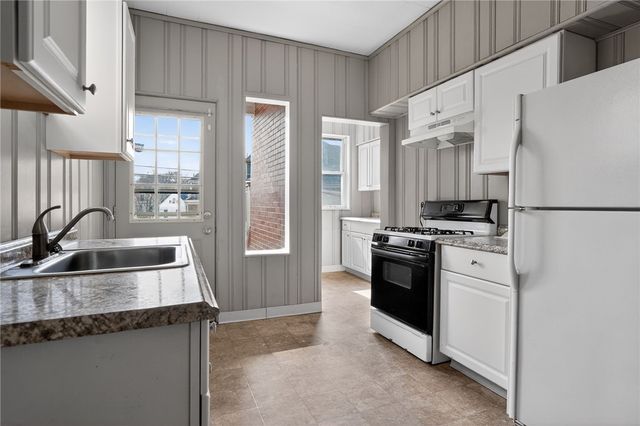 8 Oakmont St, Crafton Heights, PA 15205