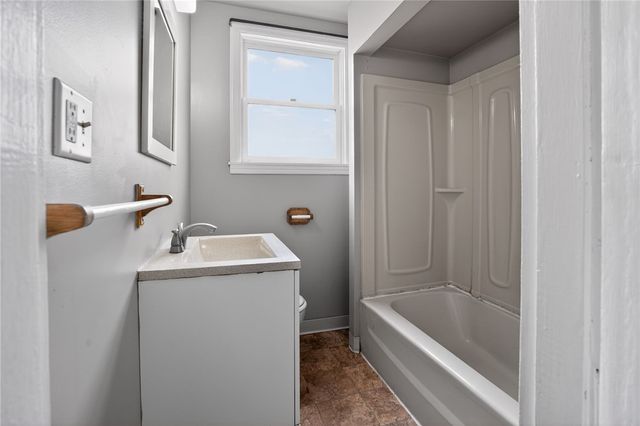 8 Oakmont St, Crafton Heights, PA 15205