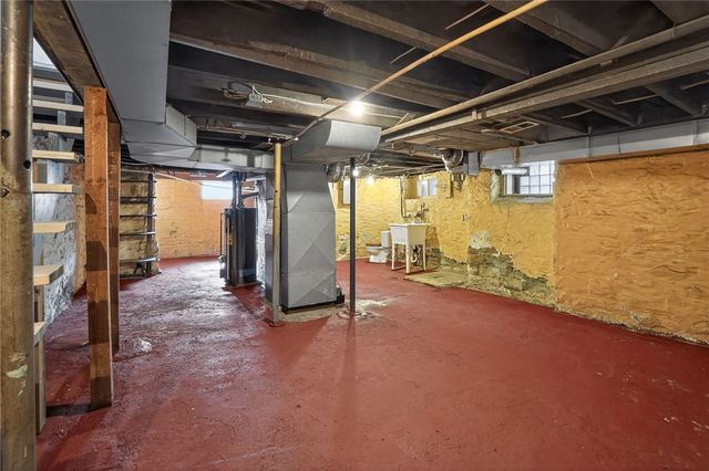 8 Oakmont St, Crafton Heights, PA 15205