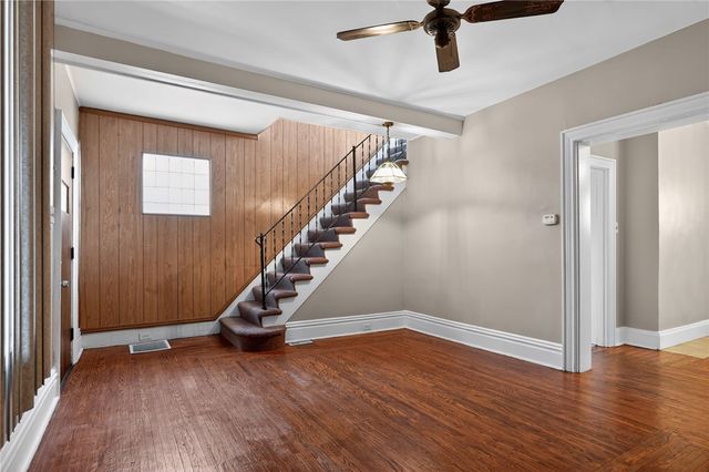 8 Oakmont St, Crafton Heights, PA 15205