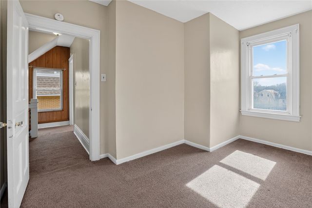 8 Oakmont St, Crafton Heights, PA 15205