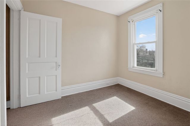 8 Oakmont St, Crafton Heights, PA 15205