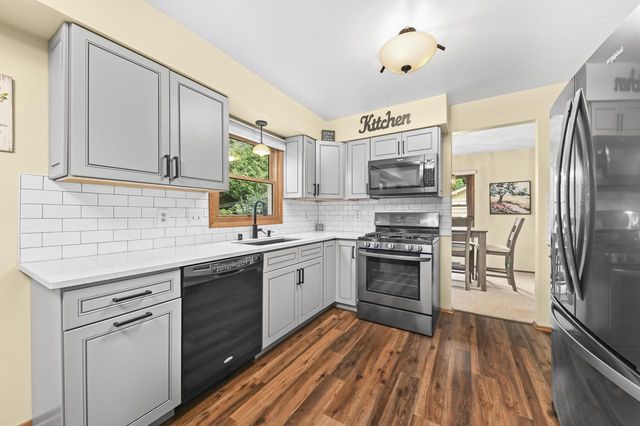 925 Canterbury LANE, Waukesha, WI 53188