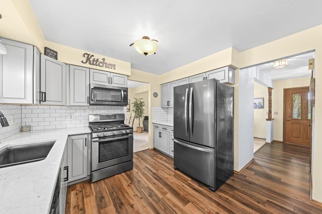 925 Canterbury LANE, Waukesha, WI 53188