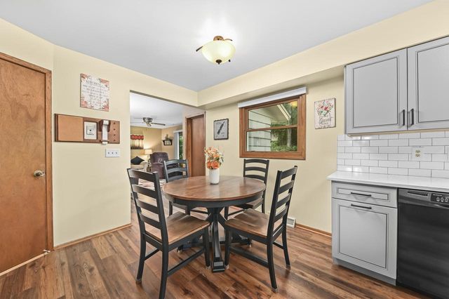 925 Canterbury LANE, Waukesha, WI 53188