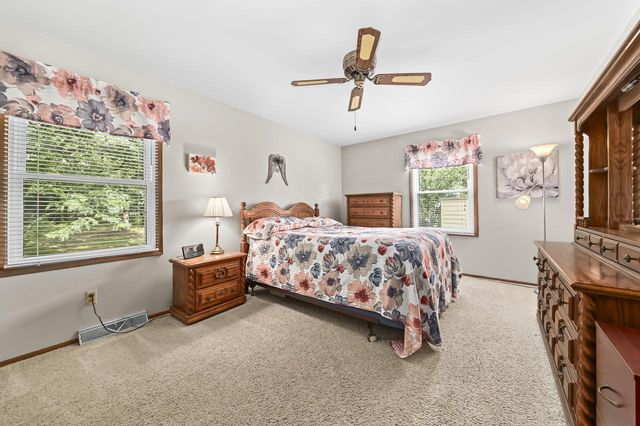 925 Canterbury LANE, Waukesha, WI 53188