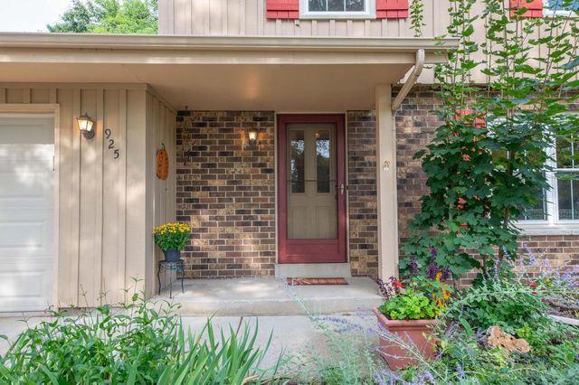 925 Canterbury LANE, Waukesha, WI 53188