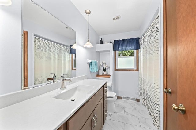 925 Canterbury LANE, Waukesha, WI 53188