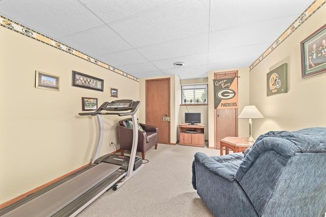 925 Canterbury LANE, Waukesha, WI 53188