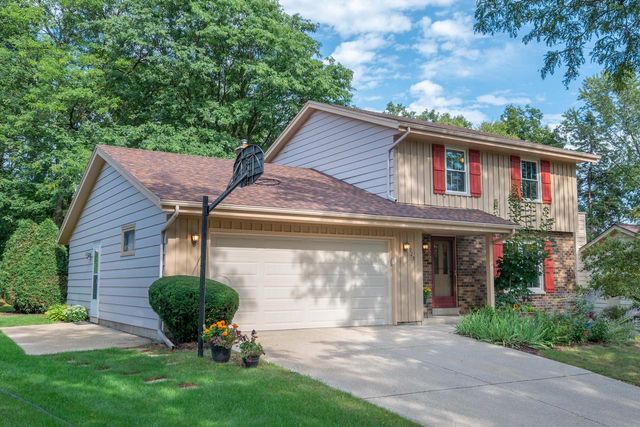 925 Canterbury LANE, Waukesha, WI 53188