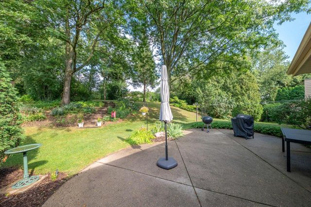 925 Canterbury LANE, Waukesha, WI 53188