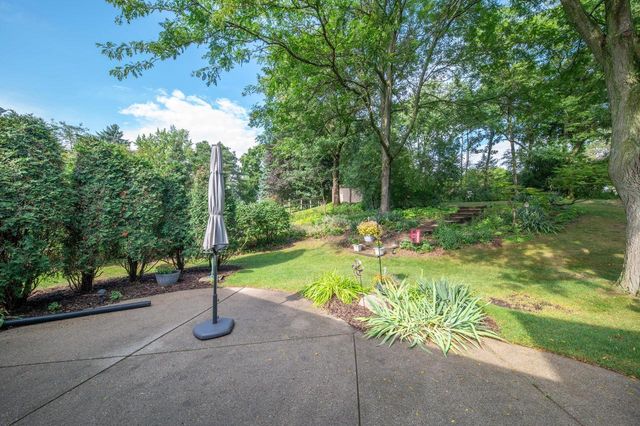 925 Canterbury LANE, Waukesha, WI 53188