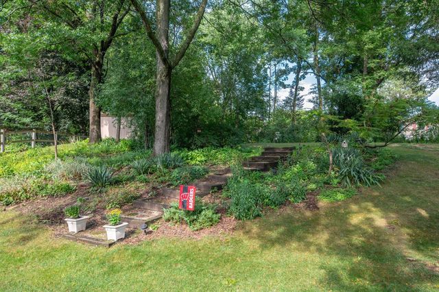 925 Canterbury LANE, Waukesha, WI 53188
