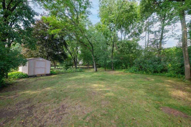 925 Canterbury LANE, Waukesha, WI 53188