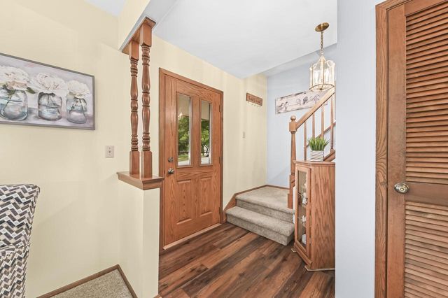 925 Canterbury LANE, Waukesha, WI 53188