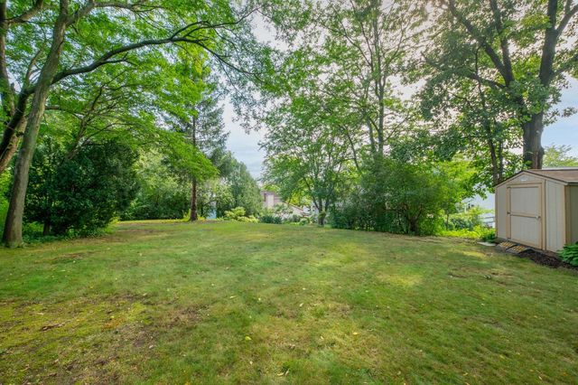 925 Canterbury LANE, Waukesha, WI 53188