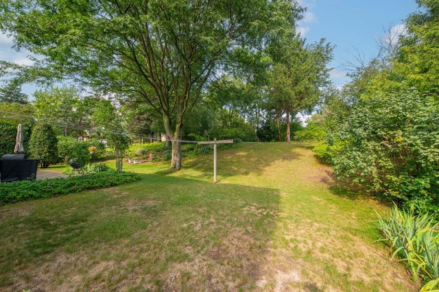 925 Canterbury LANE, Waukesha, WI 53188
