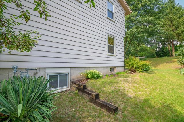 925 Canterbury LANE, Waukesha, WI 53188