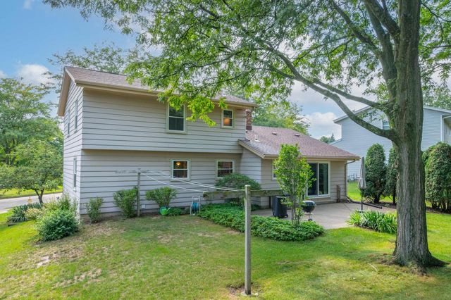 925 Canterbury LANE, Waukesha, WI 53188