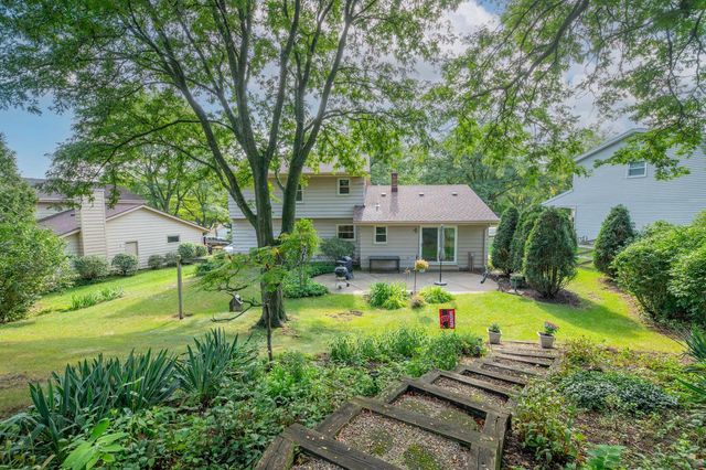 925 Canterbury LANE, Waukesha, WI 53188