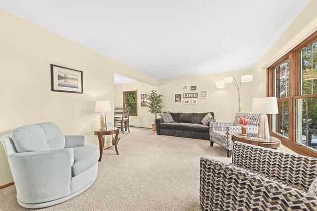 925 Canterbury LANE, Waukesha, WI 53188