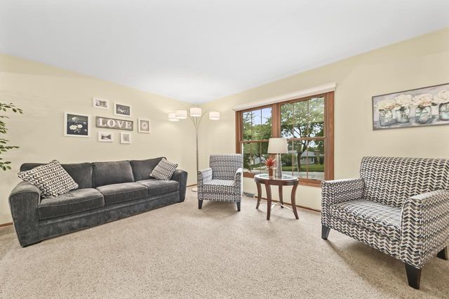 925 Canterbury LANE, Waukesha, WI 53188