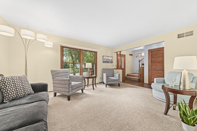 925 Canterbury LANE, Waukesha, WI 53188