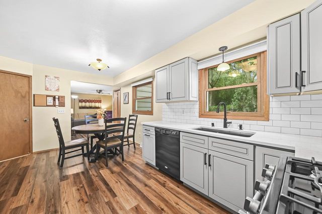 925 Canterbury LANE, Waukesha, WI 53188