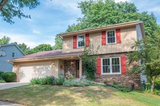 925 Canterbury LANE, Waukesha, WI 53188
