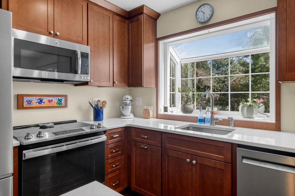 Image 13 of property listing at 1440 Oak Landing Road, Mount Pleasant, SC 29464