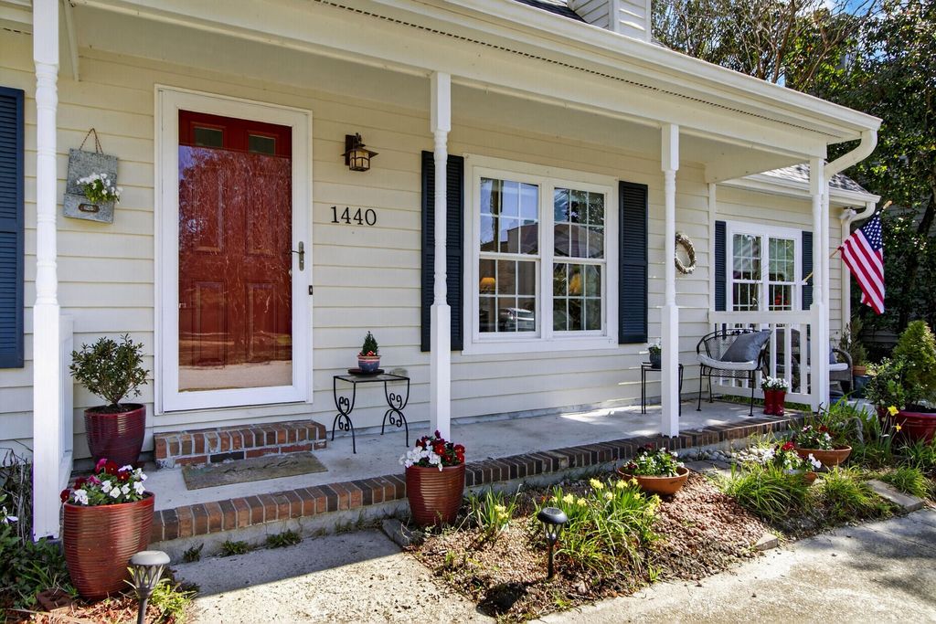 Image 5 of property listing at 1440 Oak Landing Road, Mount Pleasant, SC 29464