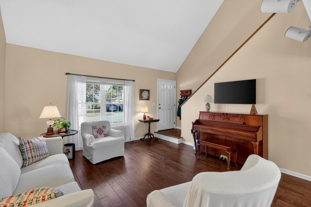 Image 7 of property listing at 1440 Oak Landing Road, Mount Pleasant, SC 29464