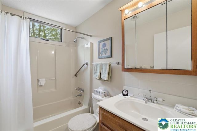 8495 Bumble Bee Way, Coolbaugh Twp, PA 18466