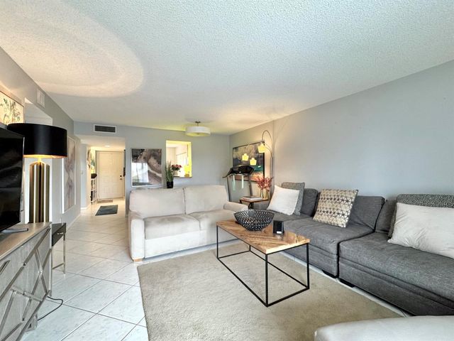 7006 Huntington Lane 306, Delray Beach, FL 33446
