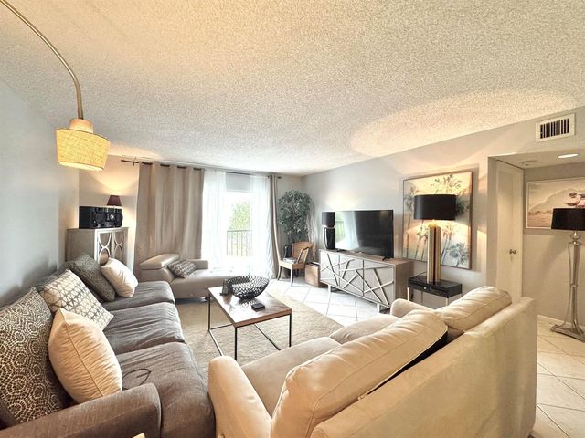 7006 Huntington Lane 306, Delray Beach, FL 33446