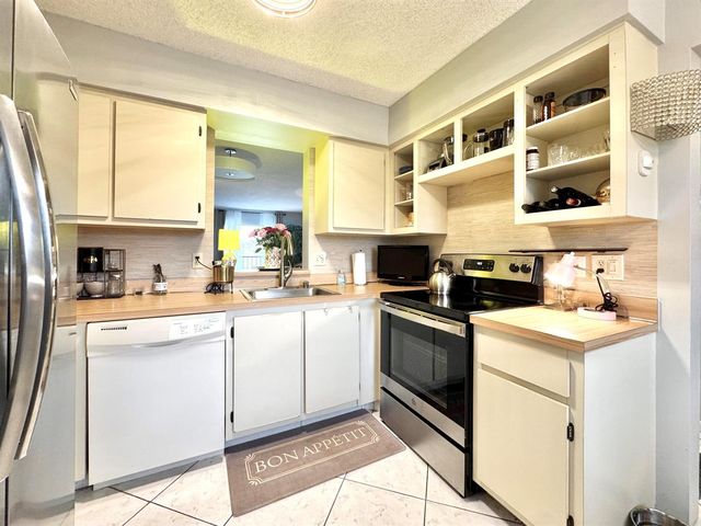 7006 Huntington Lane 306, Delray Beach, FL 33446