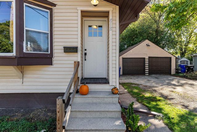 818 N DURKEE STREET, Appleton, WI 54911