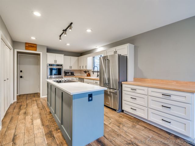 8621 S Fawnwood Court, Broken Arrow, OK 74011