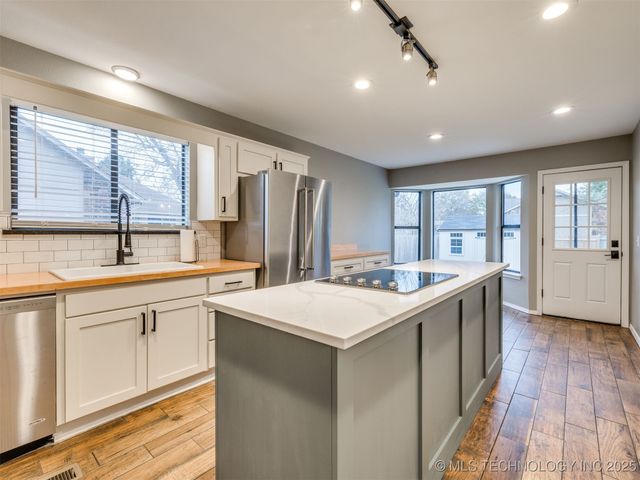 8621 S Fawnwood Court, Broken Arrow, OK 74011