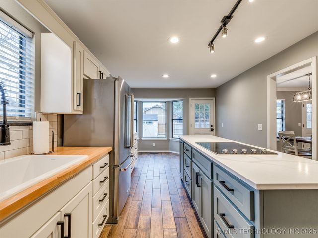 8621 S Fawnwood Court, Broken Arrow, OK 74011