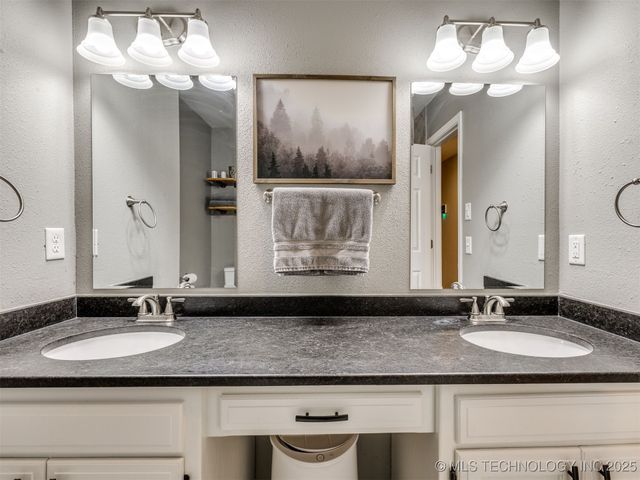 8621 S Fawnwood Court, Broken Arrow, OK 74011