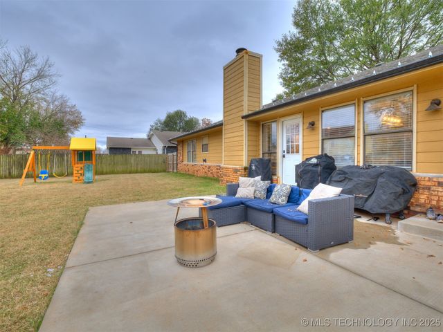 8621 S Fawnwood Court, Broken Arrow, OK 74011